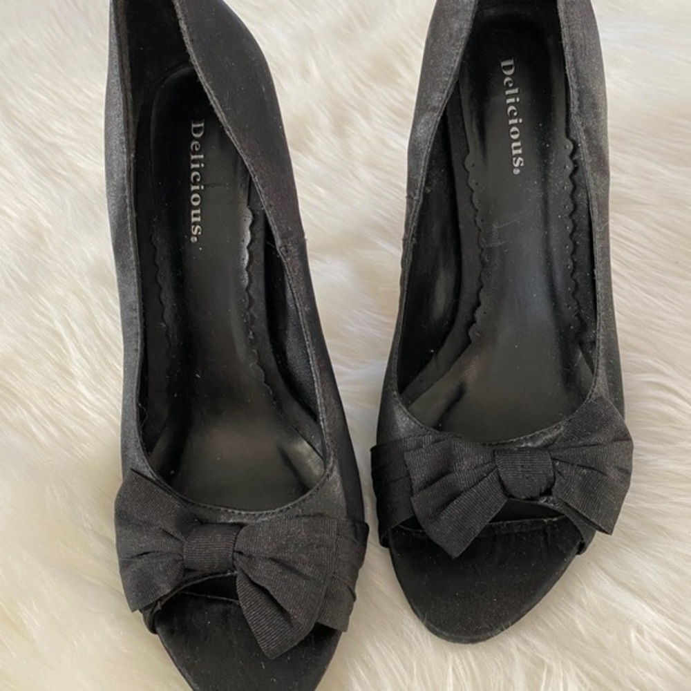 Delicious black satin peep toe stiletto w/bow, 8
